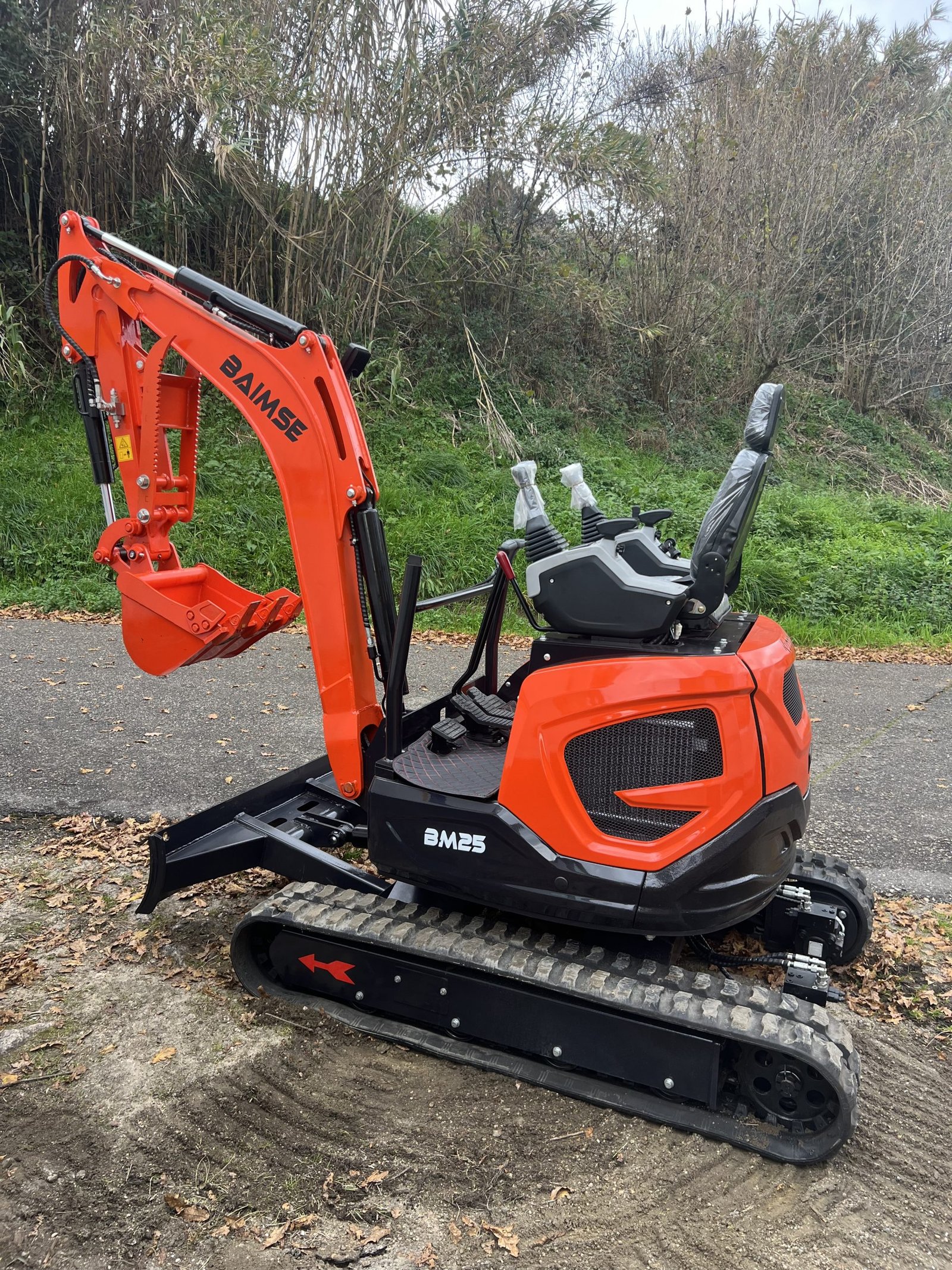 Mini Pelle Rotative Baimse 2500 kg, Moteur 3 Cylindres Kubota D1105 | Émeraude-Pelle – Image 8