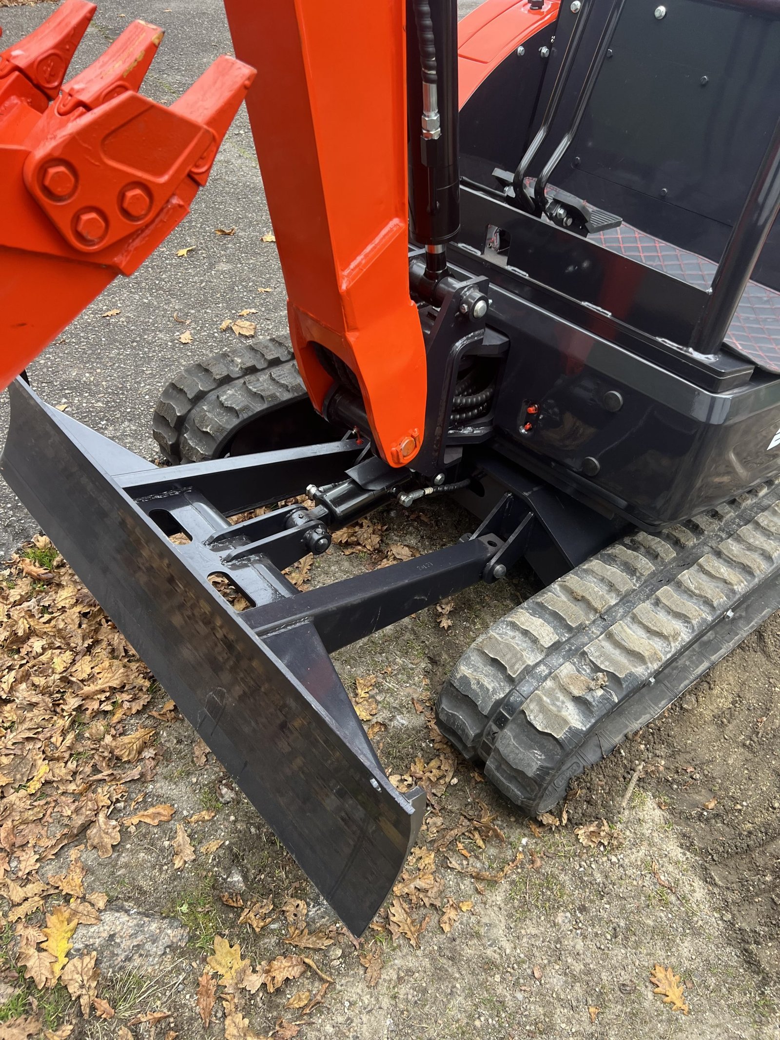 Mini Pelle Rotative Baimse 2500 kg, Moteur 3 Cylindres Kubota D1105 | Émeraude-Pelle – Image 9