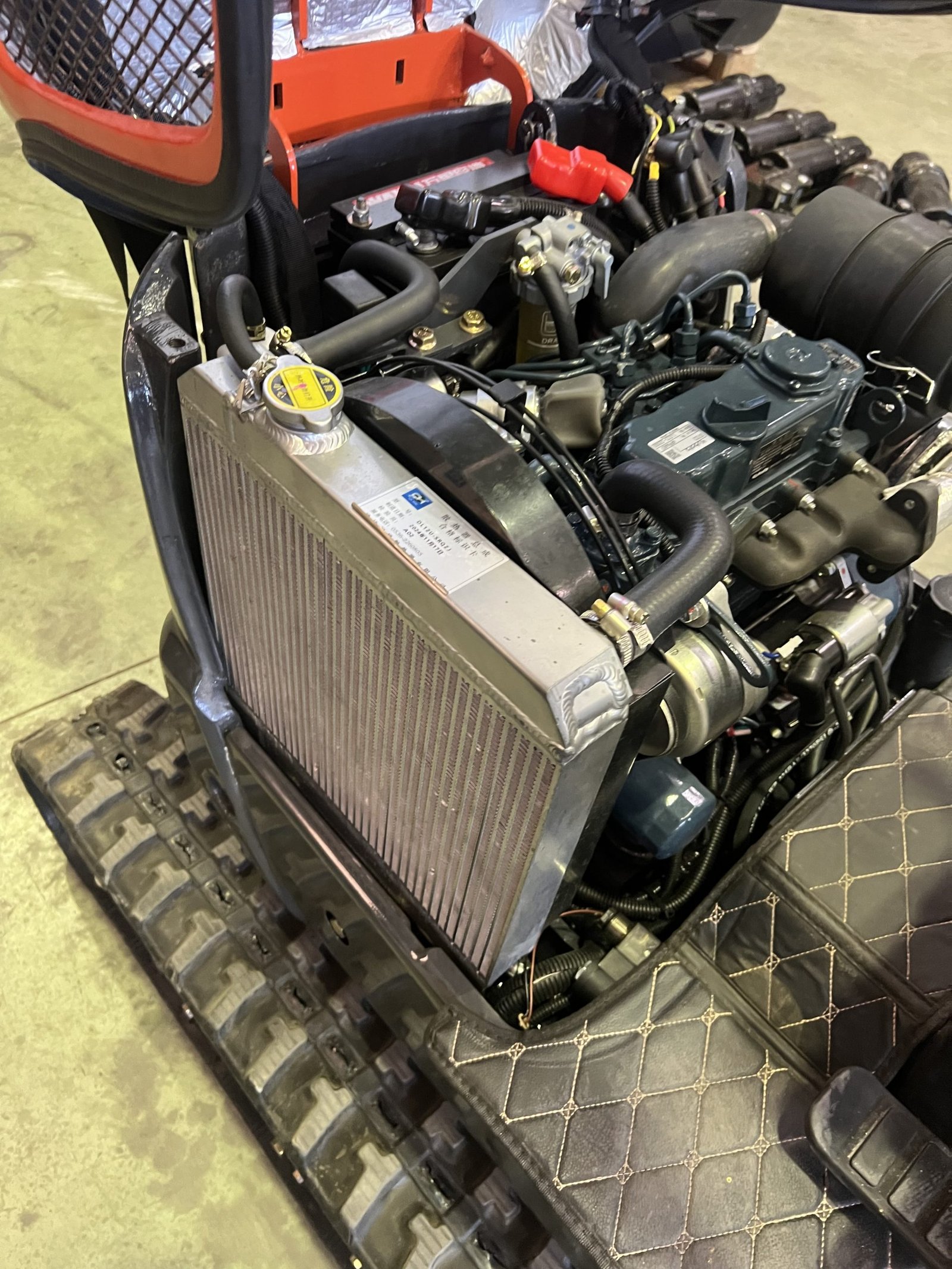 Mini Excavatrice 1200 kg Moteur Kubota 3 Cylindres avec Chenilles Rétractables de 74 cm – Image 5