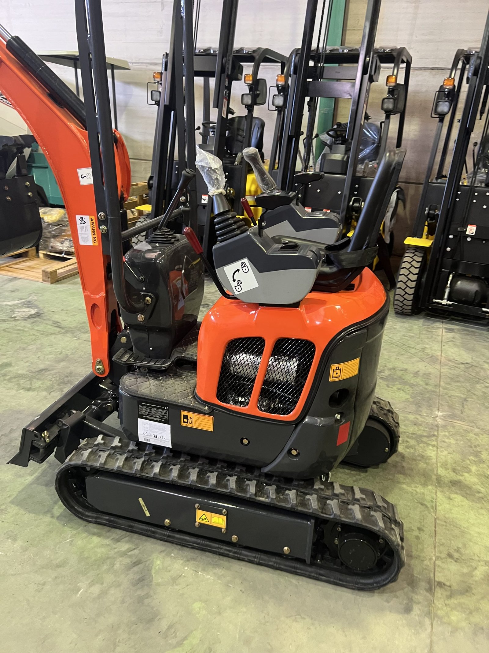 Mini Excavatrice 1200 kg Moteur Kubota 3 Cylindres avec Chenilles Rétractables de 74 cm – Image 6