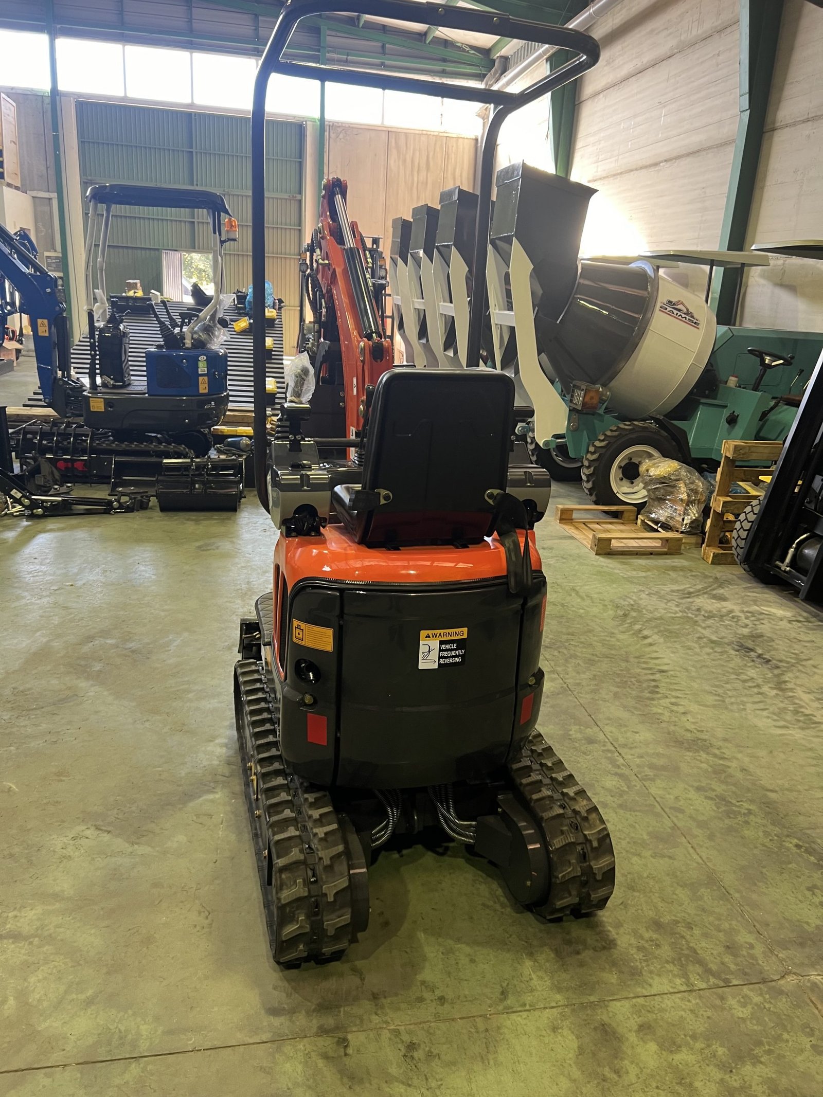 Mini Excavatrice 1200 kg Moteur Kubota 3 Cylindres avec Chenilles Rétractables de 74 cm – Image 7