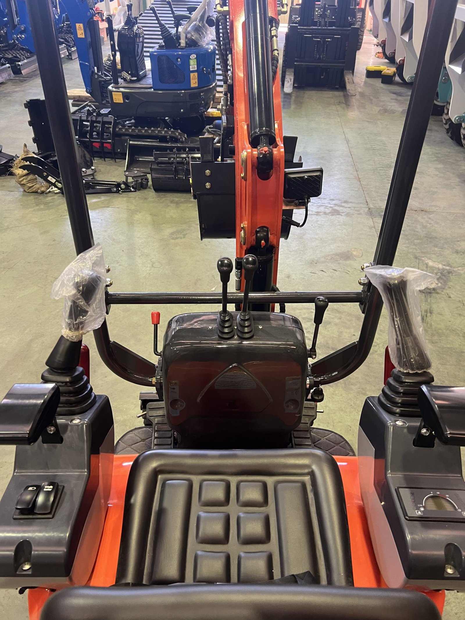 Mini Excavatrice 1200 kg Moteur Kubota 3 Cylindres avec Chenilles Rétractables de 74 cm – Image 9