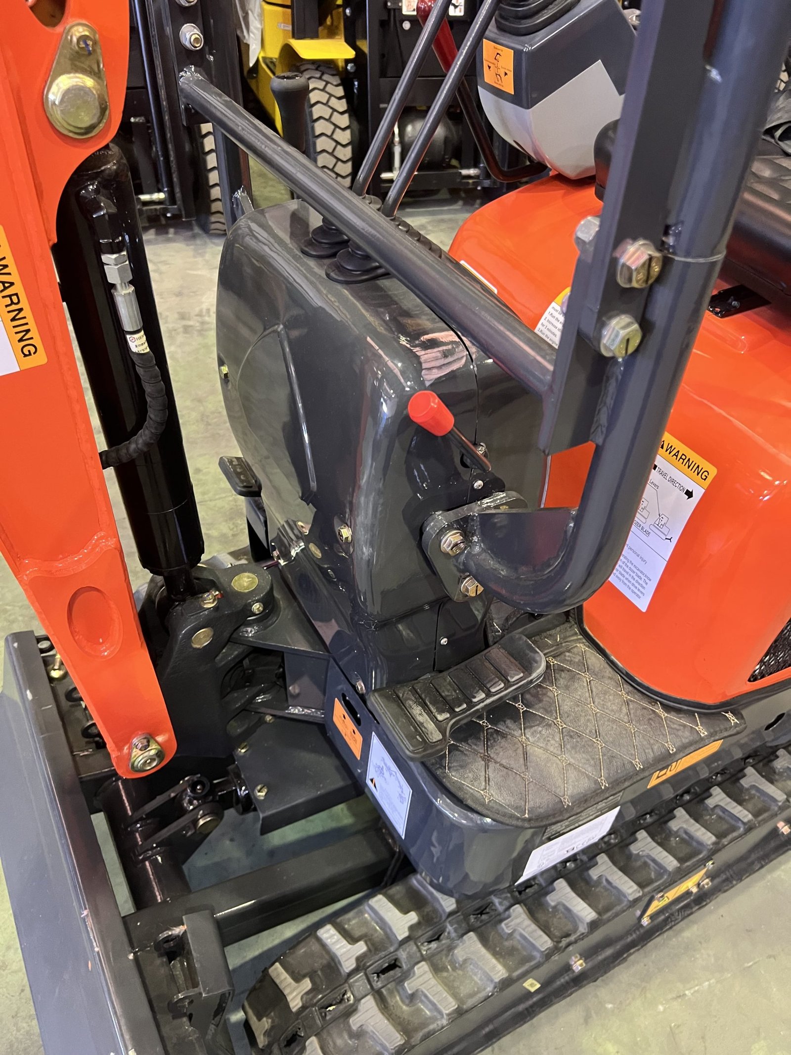 Mini Excavatrice 1200 kg Moteur Kubota 3 Cylindres avec Chenilles Rétractables de 74 cm – Image 12