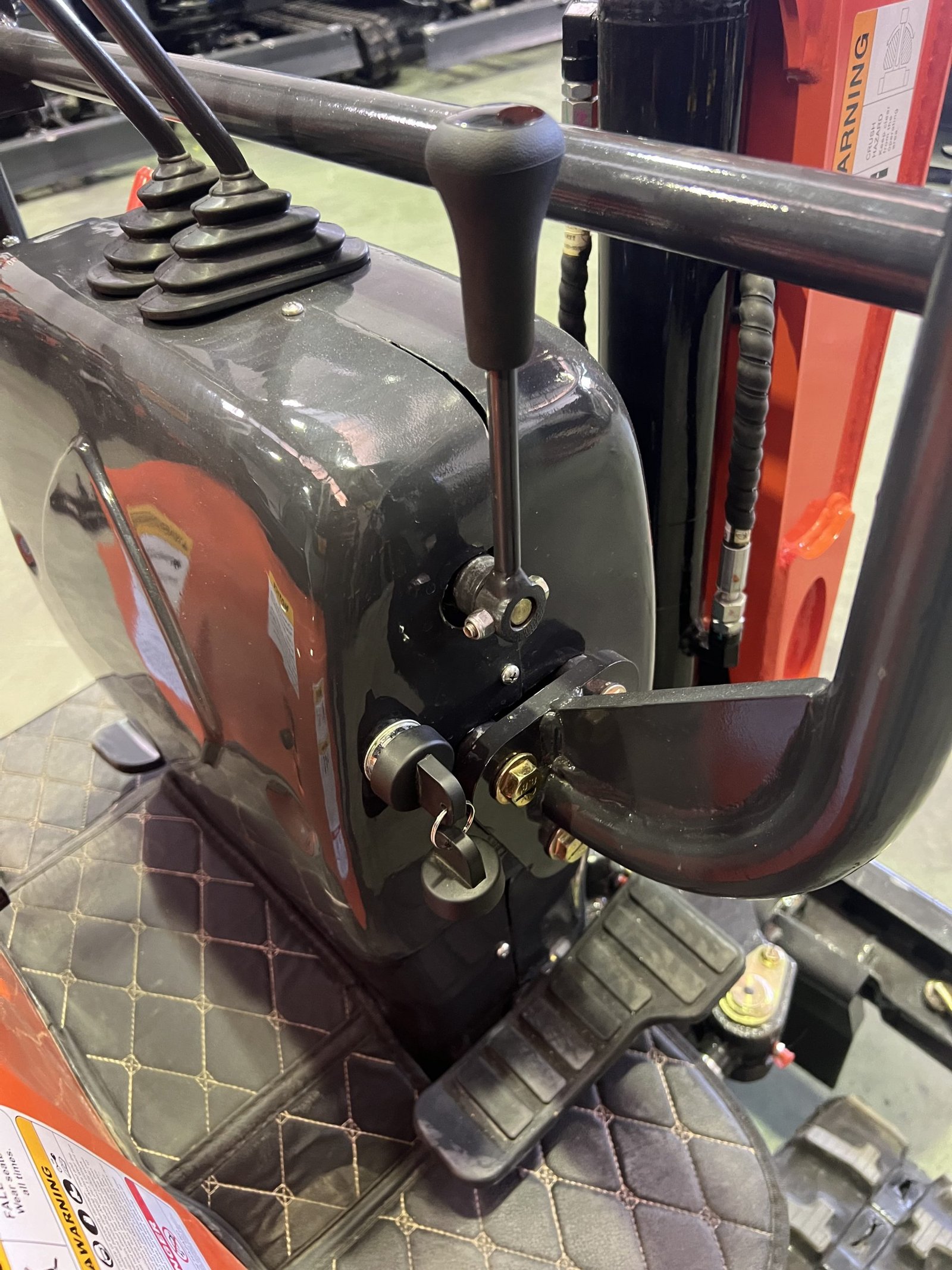 Mini Excavatrice 1200 kg Moteur Kubota 3 Cylindres avec Chenilles Rétractables de 74 cm – Image 13
