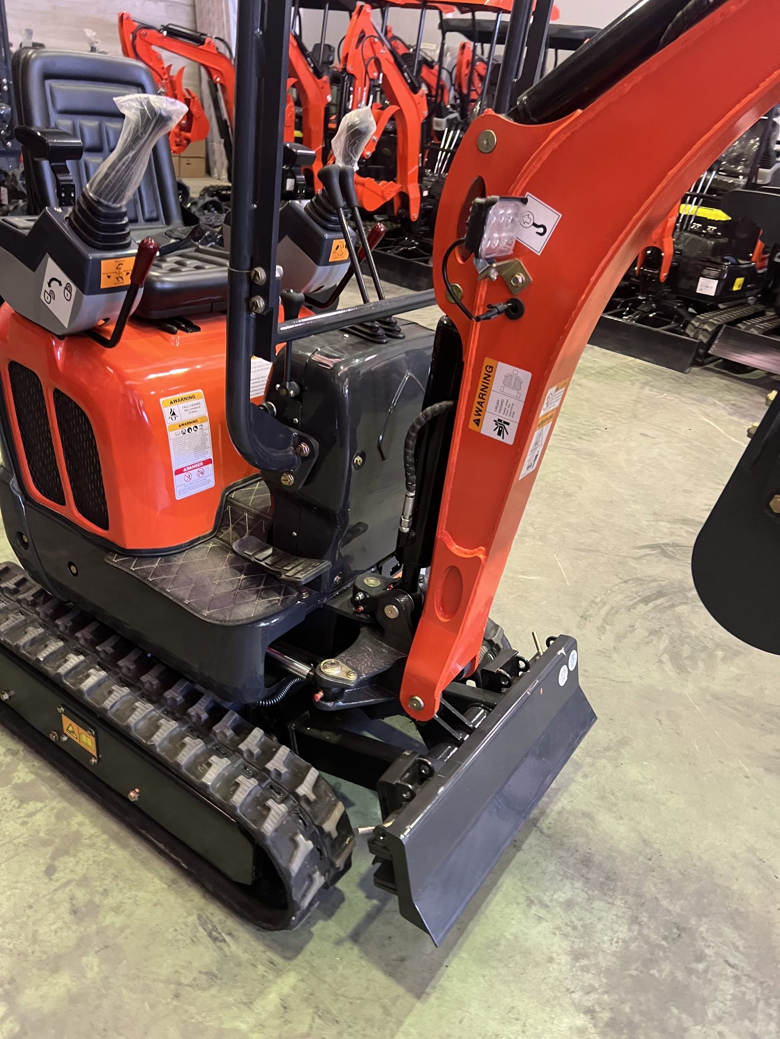 Mini Excavatrice 1200 kg Moteur Kubota 3 Cylindres avec Chenilles Rétractables de 74 cm – Image 14