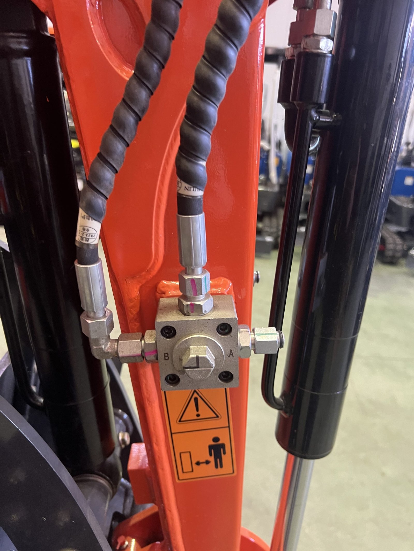 Mini Excavatrice 1200 kg Moteur Kubota 3 Cylindres avec Chenilles Rétractables de 74 cm – Image 16